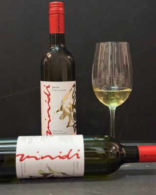 Výnimočné ako leto – svieže, voňavé a plné harmónie ☀️ Náš Devín, polosuché víno, v sebe spája jemnosť bielych kvetov a...